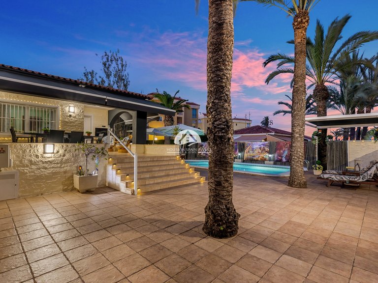 Villa for Sale in Punta Prima Torrevieja, Alicante 34