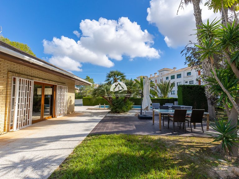 Villa for Sale in Villamartín - Las Filipinas Orihuela Costa, Alicante 8