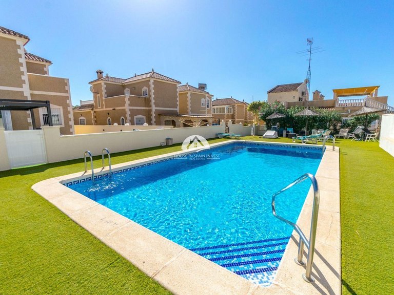 Villa for Sale in Villamartín - Las Filipinas Orihuela Costa, Alicante 2
