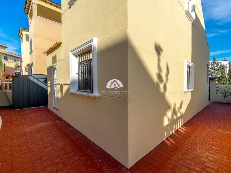 Villa for Sale in Villamartín - Las Filipinas Orihuela Costa, Alicante 4