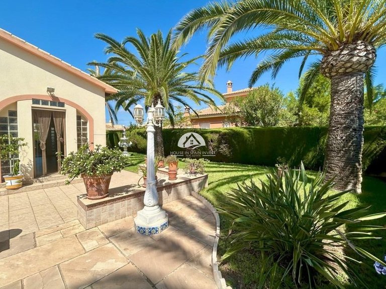 Villa for Sale in Cabo Roig - La Regia Orihuela Costa, Alicante 8
