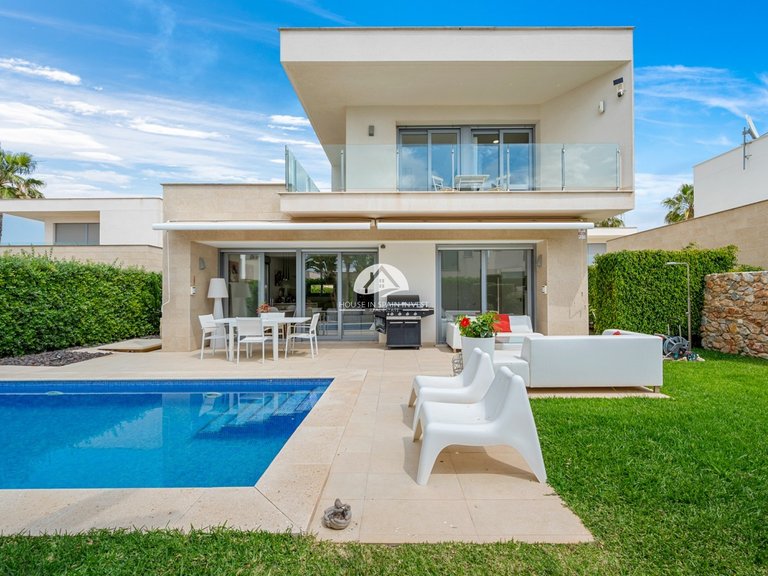 Villa for Sale in Vistabella Jacarilla, Alicante 1