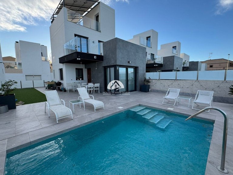 Villa for Sale in Los Balcones Torrevieja, Alicante 1