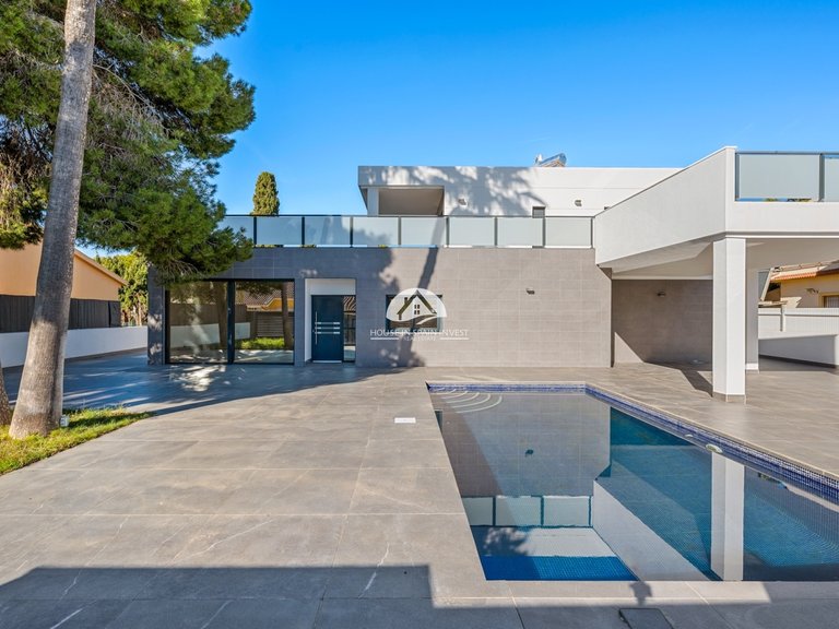 Villa for Sale in Lomas de Campoamor Orihuela Costa, Alicante 1