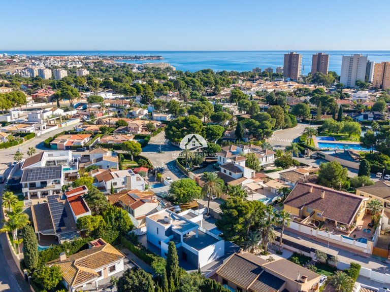 Villa for Sale in Lomas de Campoamor Orihuela Costa, Alicante 34