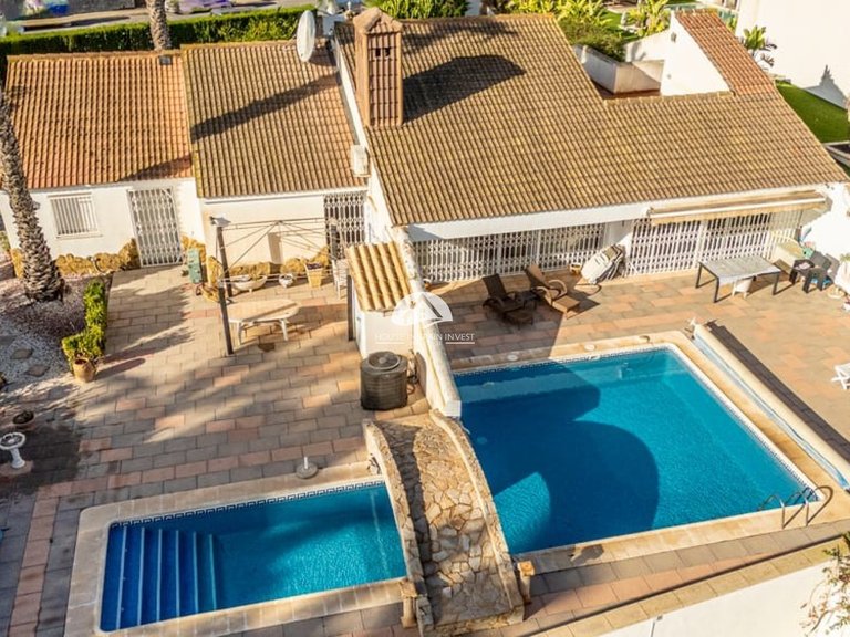 Villa for Sale in Villamartín - Las Filipinas Orihuela Costa, Alicante 1