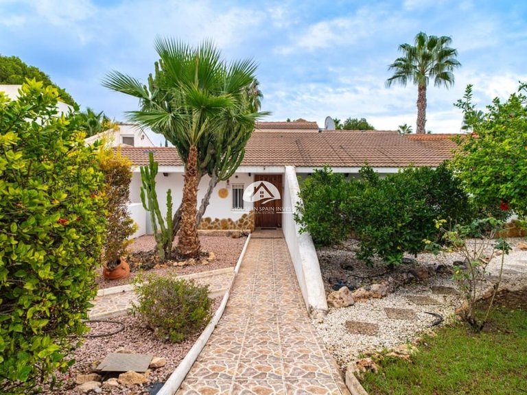 Villa for Sale in Villamartín - Las Filipinas Orihuela Costa, Alicante 2