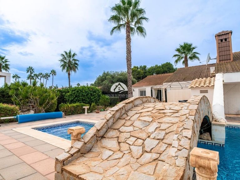 Villa for Sale in Villamartín - Las Filipinas Orihuela Costa, Alicante 4