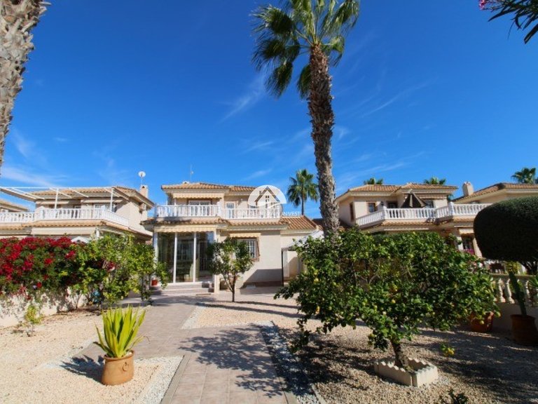 Villa for Sale in Villamartín - Las Filipinas Orihuela Costa, Alicante 1