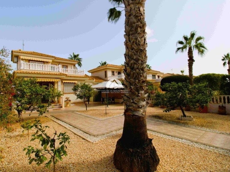 Villa for Sale in Villamartín - Las Filipinas Orihuela Costa, Alicante 2