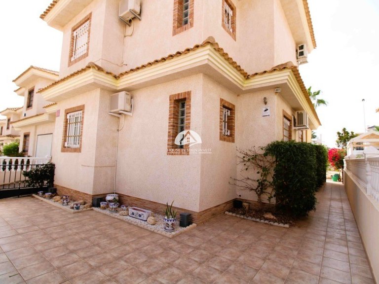 Villa for Sale in Villamartín - Las Filipinas Orihuela Costa, Alicante 4