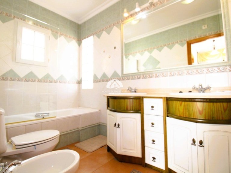 Villa for Sale in Villamartín - Las Filipinas Orihuela Costa, Alicante 14