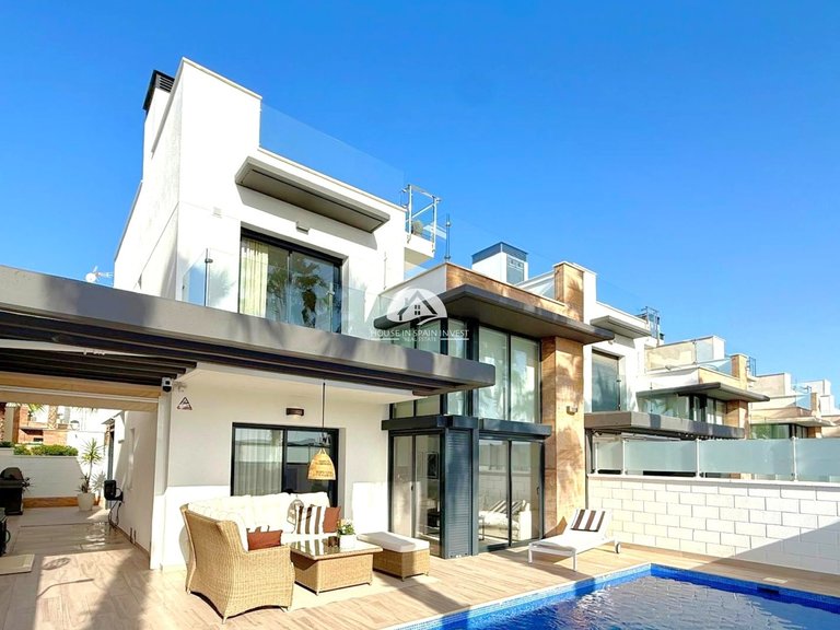 Villa for Sale in Lomas de Cabo Roig Orihuela Costa, Alicante 2