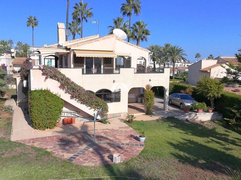 Villa for Sale in Villamartín - Las Filipinas Orihuela Costa, Alicante 1