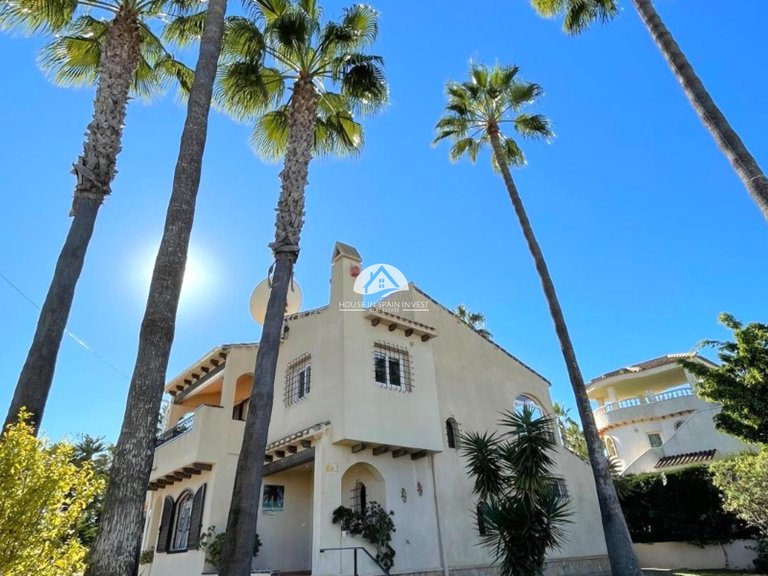 Villa for Sale in Villamartín - Las Filipinas Orihuela Costa, Alicante 4