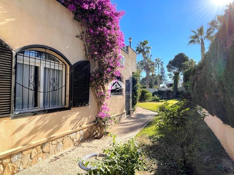 Villa for Sale in Villamartín - Las Filipinas Orihuela Costa, Alicante 8