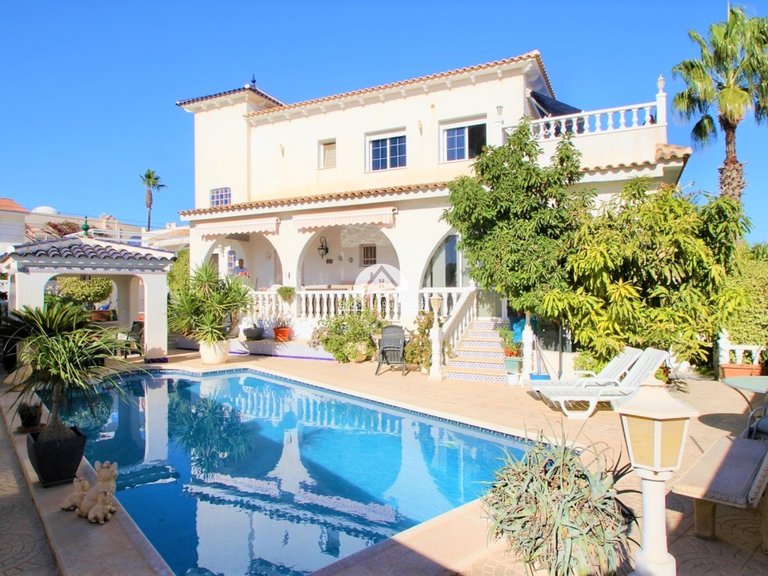 Villa for Sale in Villamartín - Las Filipinas Orihuela Costa, Alicante 1