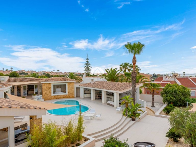 Villa for Sale in Ciudad Quesada Rojales - Ciudad Quesada, Alicante 2