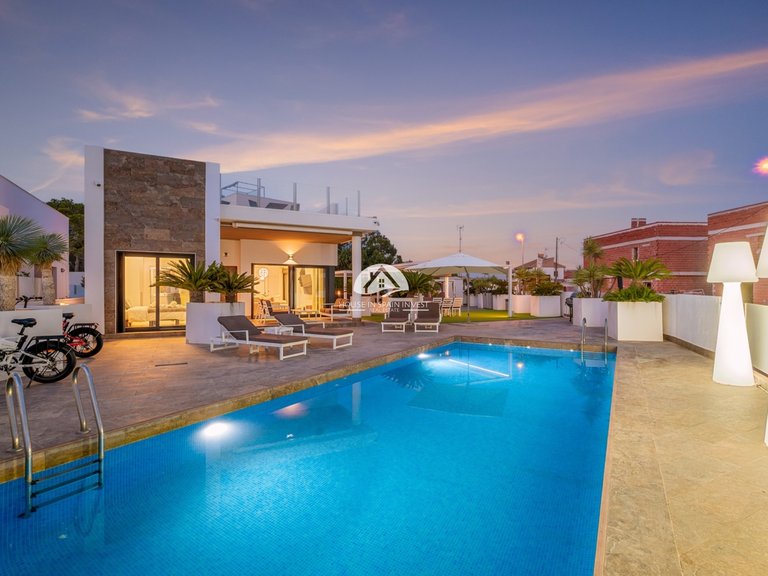 Villa for Sale in Villamartín - Las Filipinas Orihuela Costa, Alicante 1