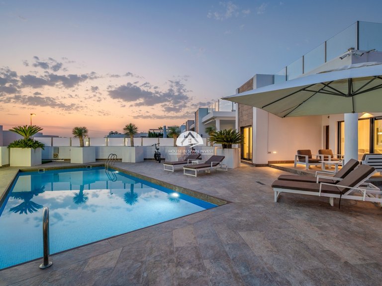 Villa for Sale in Villamartín - Las Filipinas Orihuela Costa, Alicante 3