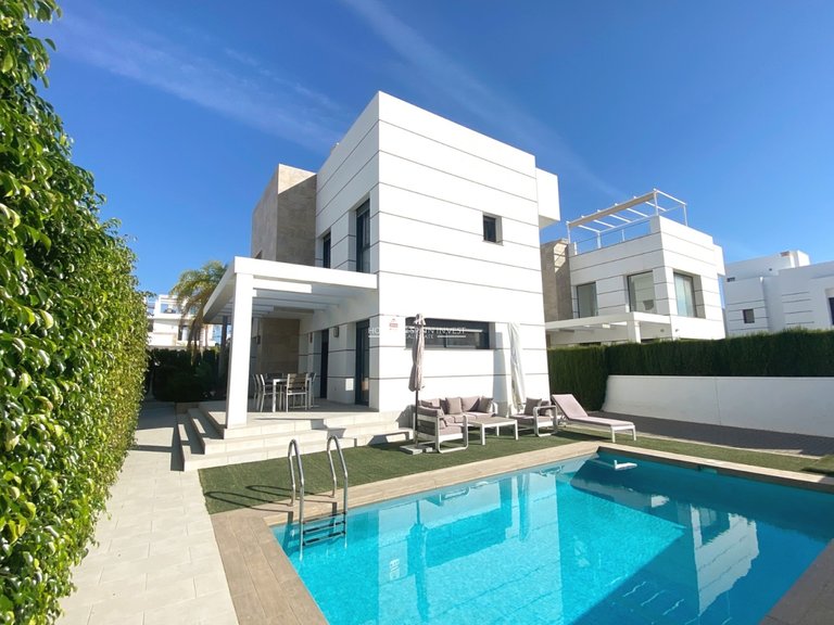 Villa for Sale in Ciudad Quesada Rojales - Ciudad Quesada, Alicante 1