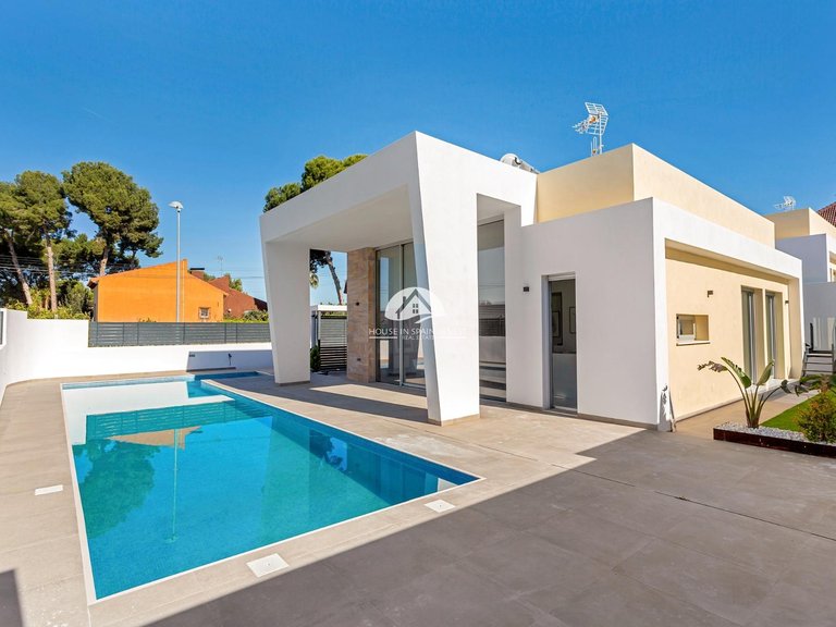 Villa for Sale in Los Balcones Torrevieja, Alicante 1