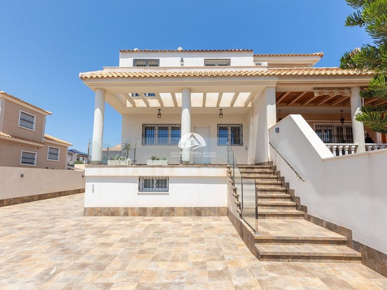 Villa for Sale in Aguas Nuevas - Sector 25 Torrevieja, Alicante 4