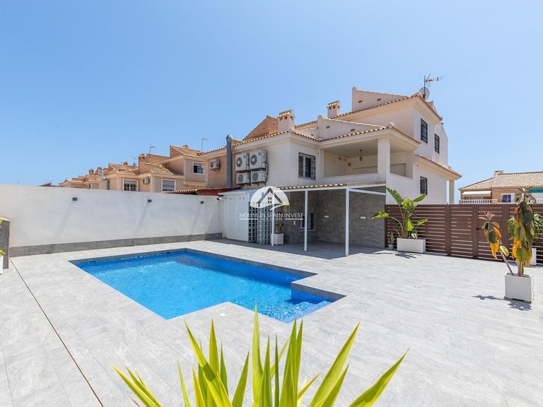 Villa for Sale in Aguas Nuevas - Sector 25 Torrevieja, Alicante 1
