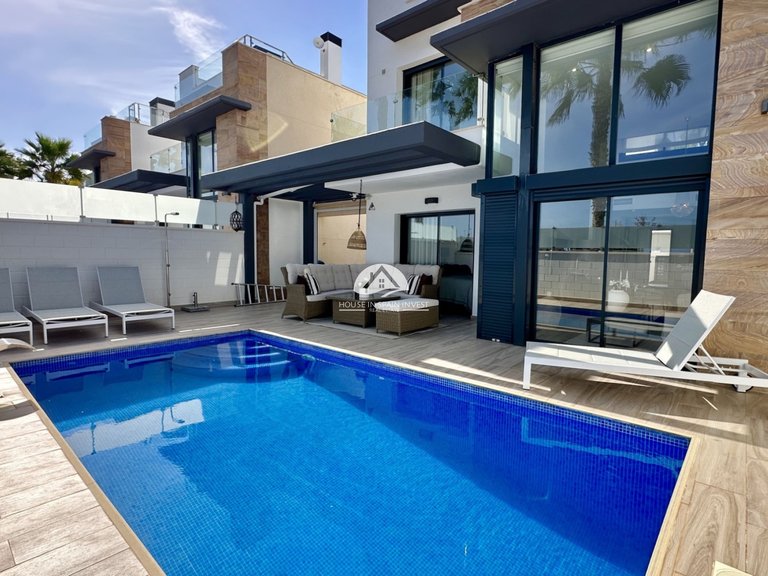 Villa for Sale in Lomas de Cabo Roig Orihuela Costa, Alicante 1