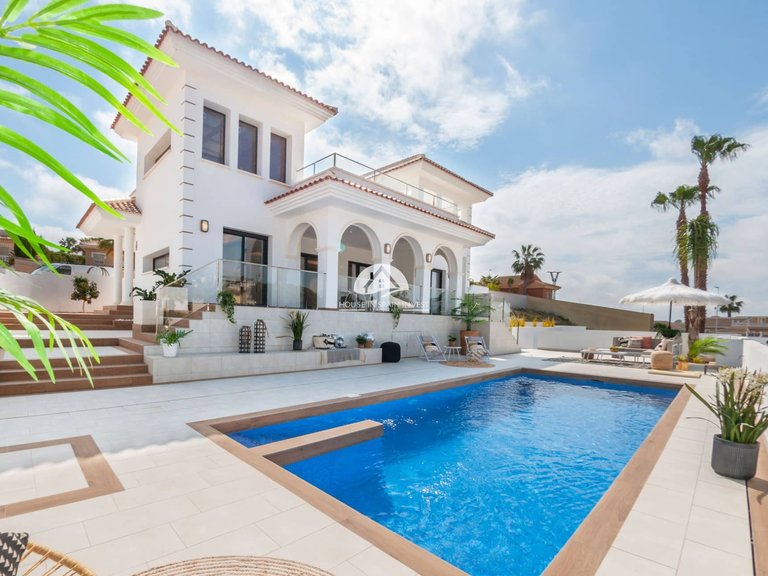 Villa for Sale in Rojales Rojales - Ciudad Quesada, Alicante 1