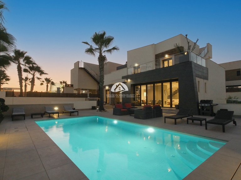 Villa for Sale in Aguas Nuevas - Sector 25 Torrevieja, Alicante 2