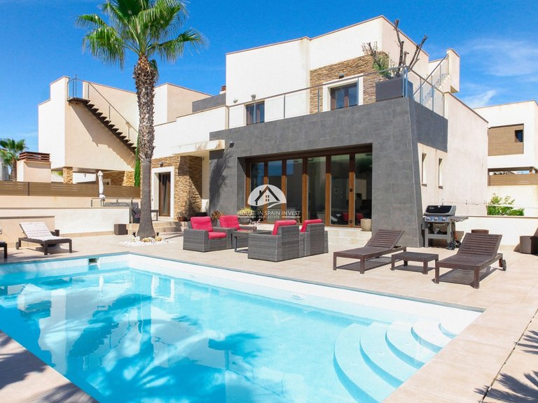 Villa for Sale in Aguas Nuevas - Sector 25 Torrevieja, Alicante 4