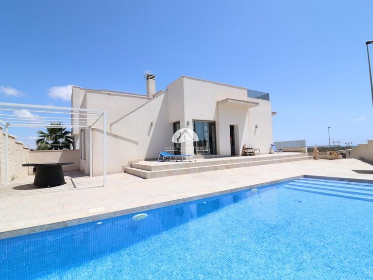 Villa for Sale in Urbanizaciones San Miguel De Salinas, Alicante 1