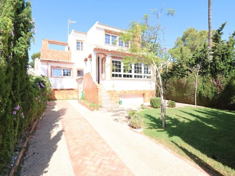 Villa for Sale in Villamartín - Las Filipinas Orihuela Costa, Alicante 1