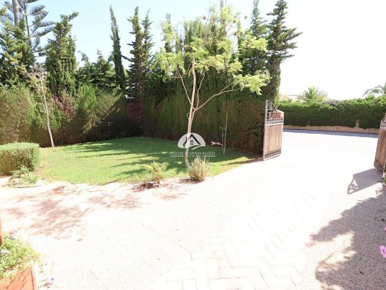 Villa for Sale in Villamartín - Las Filipinas Orihuela Costa, Alicante 40