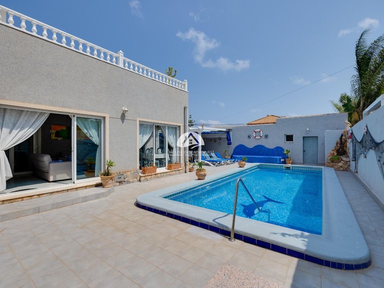 Villa for Sale in Cabo Roig - La Regia Orihuela Costa, Alicante 2