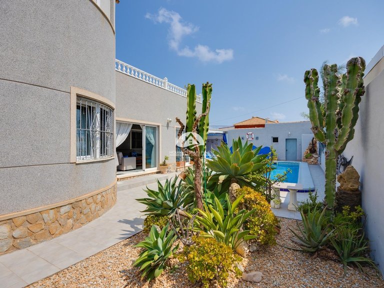 Villa for Sale in Cabo Roig - La Regia Orihuela Costa, Alicante 9
