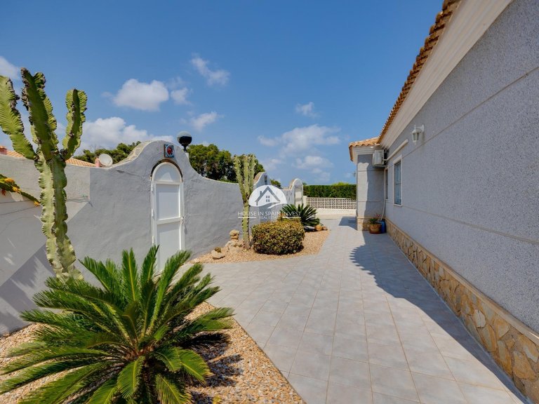 Villa for Sale in Cabo Roig - La Regia Orihuela Costa, Alicante 13