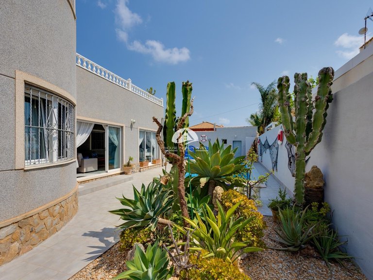Villa for Sale in Cabo Roig - La Regia Orihuela Costa, Alicante 14