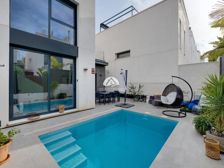 Villa for Sale in Villamartín - Las Filipinas Orihuela Costa, Alicante 1