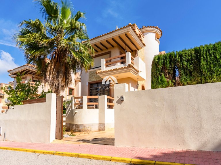 Villa for Sale in Villamartín - Las Filipinas Orihuela Costa, Alicante 2