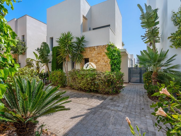 Villa for Sale in Ciudad Quesada Rojales - Ciudad Quesada, Alicante 2