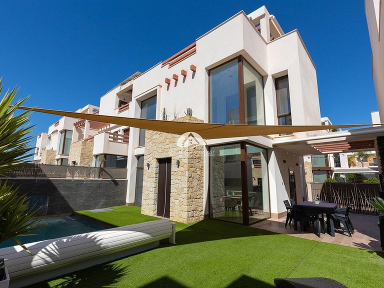 Villa for Sale in Pueblo bravo Rojales - Ciudad Quesada, Alicante 1