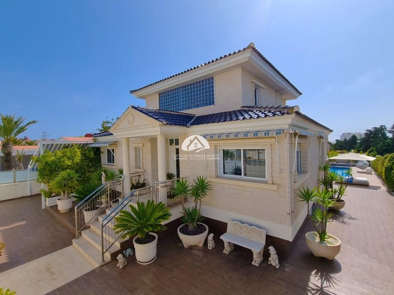 Villa for Sale in La Mata Torrevieja, Alicante 1
