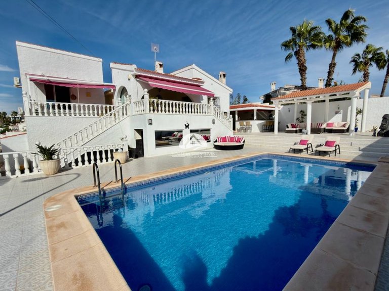 Villa for Sale in Ciudad Quesada Rojales - Ciudad Quesada, Alicante 1