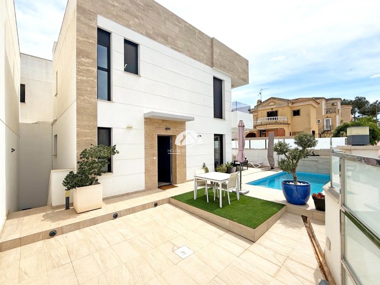 Villa for Sale in Villamartín - Las Filipinas Orihuela Costa, Alicante 1