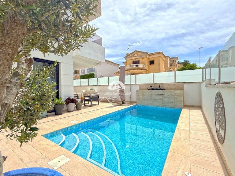 Villa for Sale in Villamartín - Las Filipinas Orihuela Costa, Alicante 2