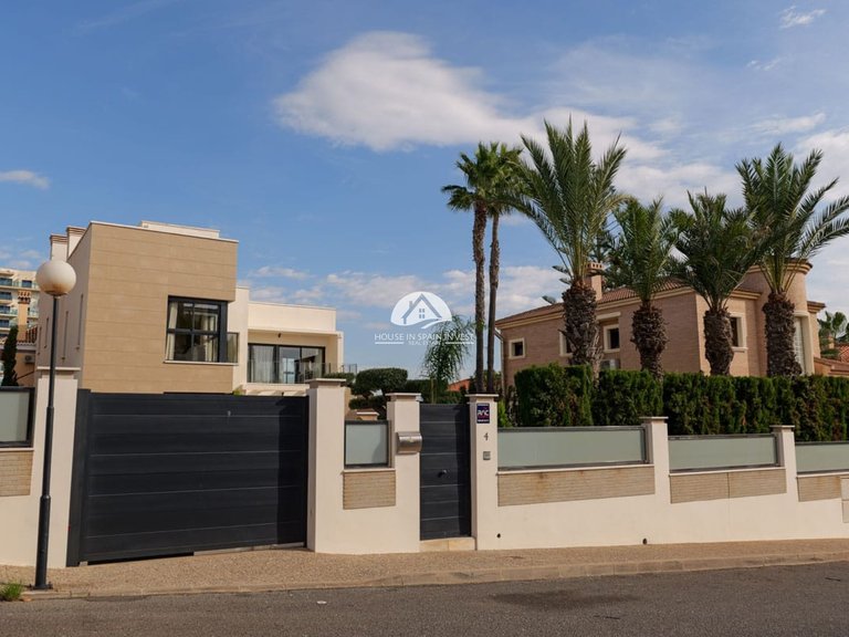 Villa for Sale in Torrevieja Torrevieja, Alicante 2