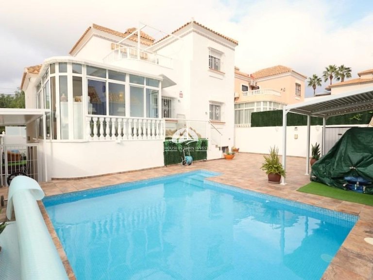 Villa for Sale in Villamartín - Las Filipinas San Miguel De Salinas, Alicante 1
