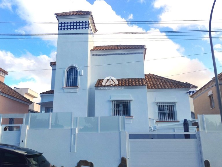 Villa for Sale in Villamartín - Las Filipinas San Miguel De Salinas, Alicante 2